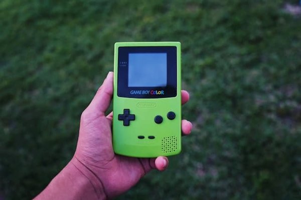 Comment utiliser les mécaniques de sandbox pour encourager la créativité dans un jeu éducatif?