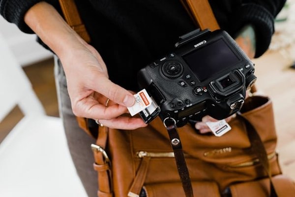 Comment intégrer un lecteur de cartes SD UHS-II dans un workflow de photographie professionnelle?